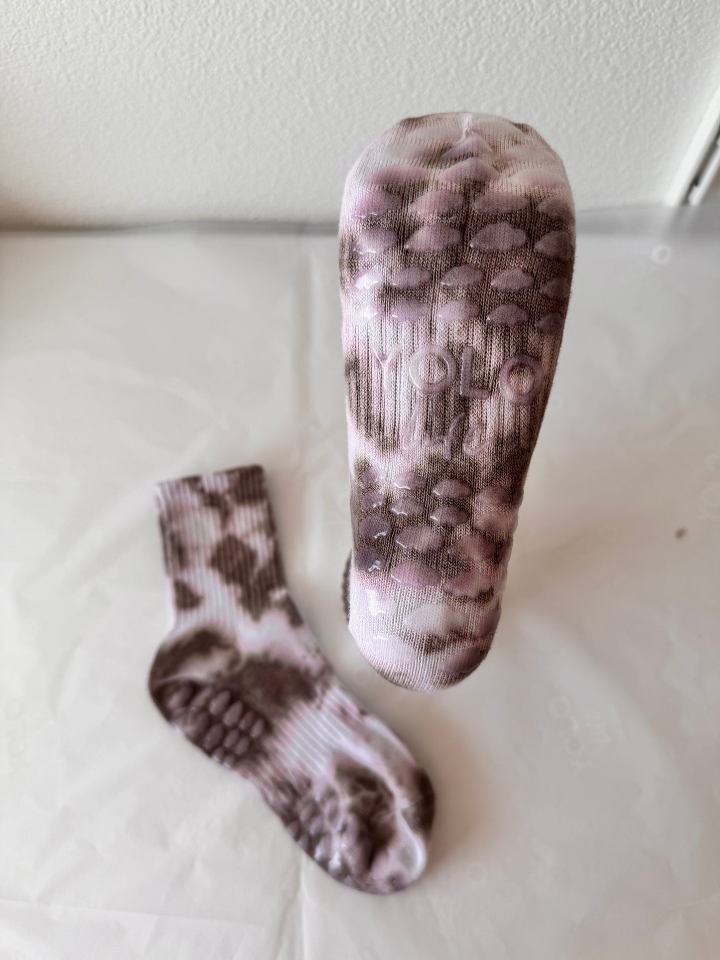 “NATURE’S PALETTE” tie-dye crew grip socks