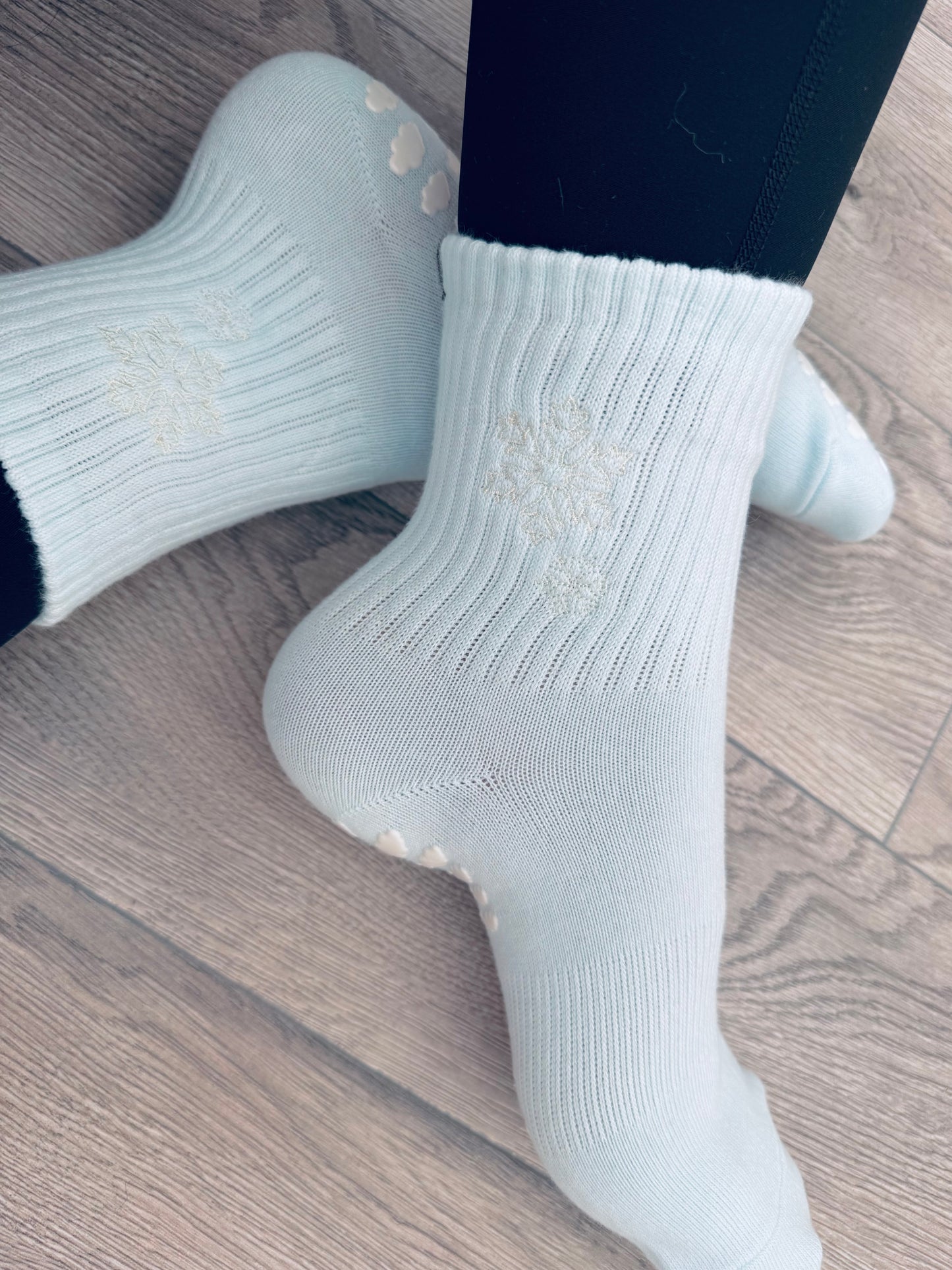 ❄️ LET IT SNOW – Winter Blue Grip Socks