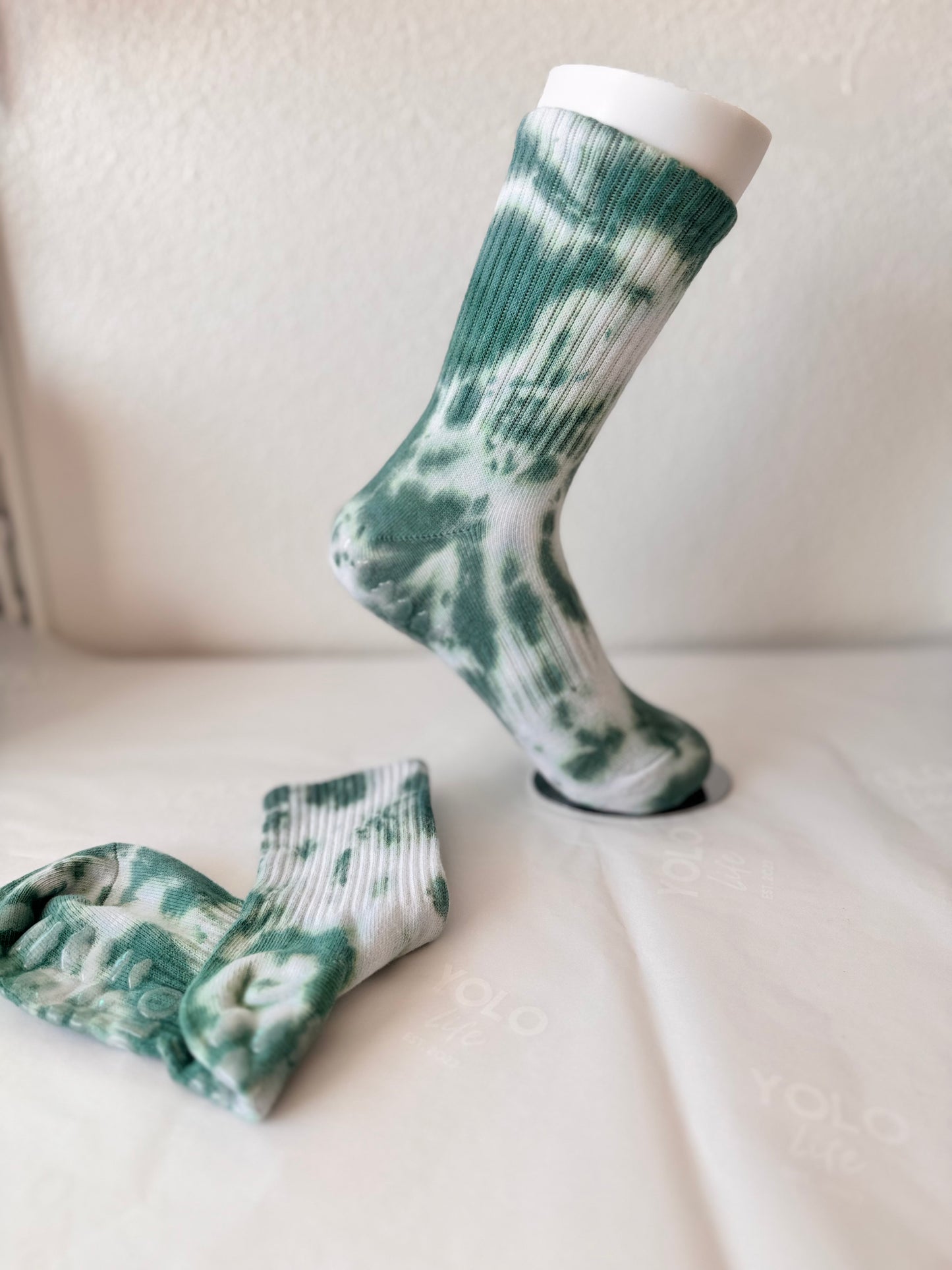 “NATURE’S PALETTE” tie-dye crew grip socks