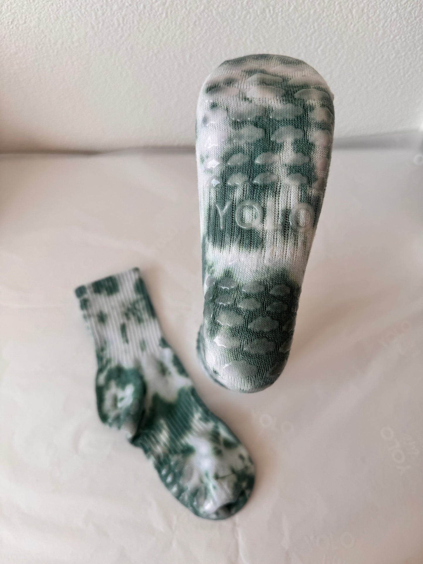 “NATURE’S PALETTE” tie-dye crew grip socks