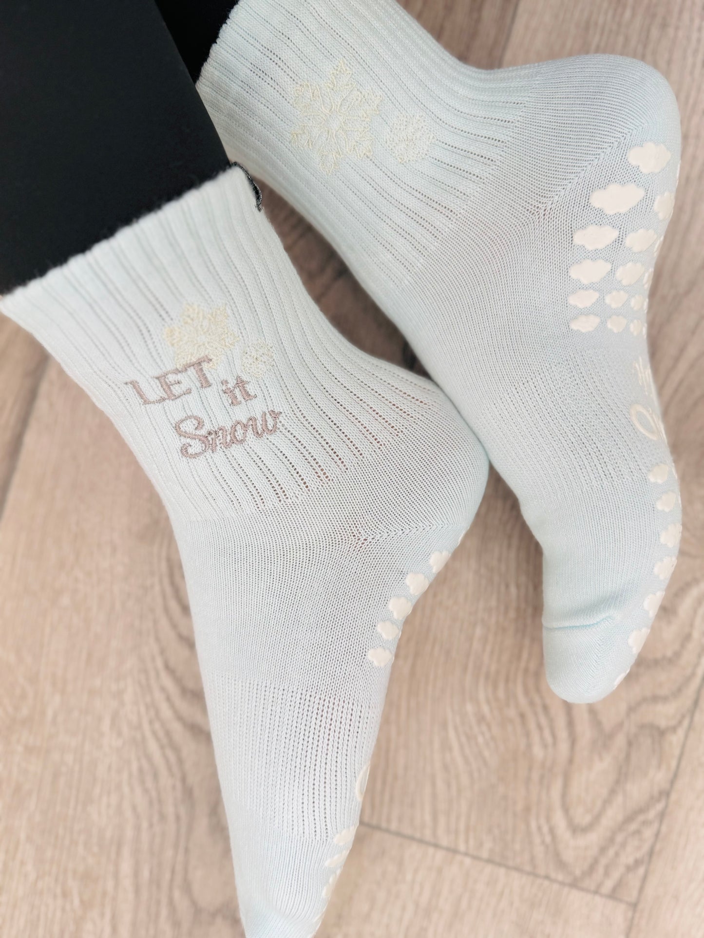 ❄️ LET IT SNOW – Winter Blue Grip Socks