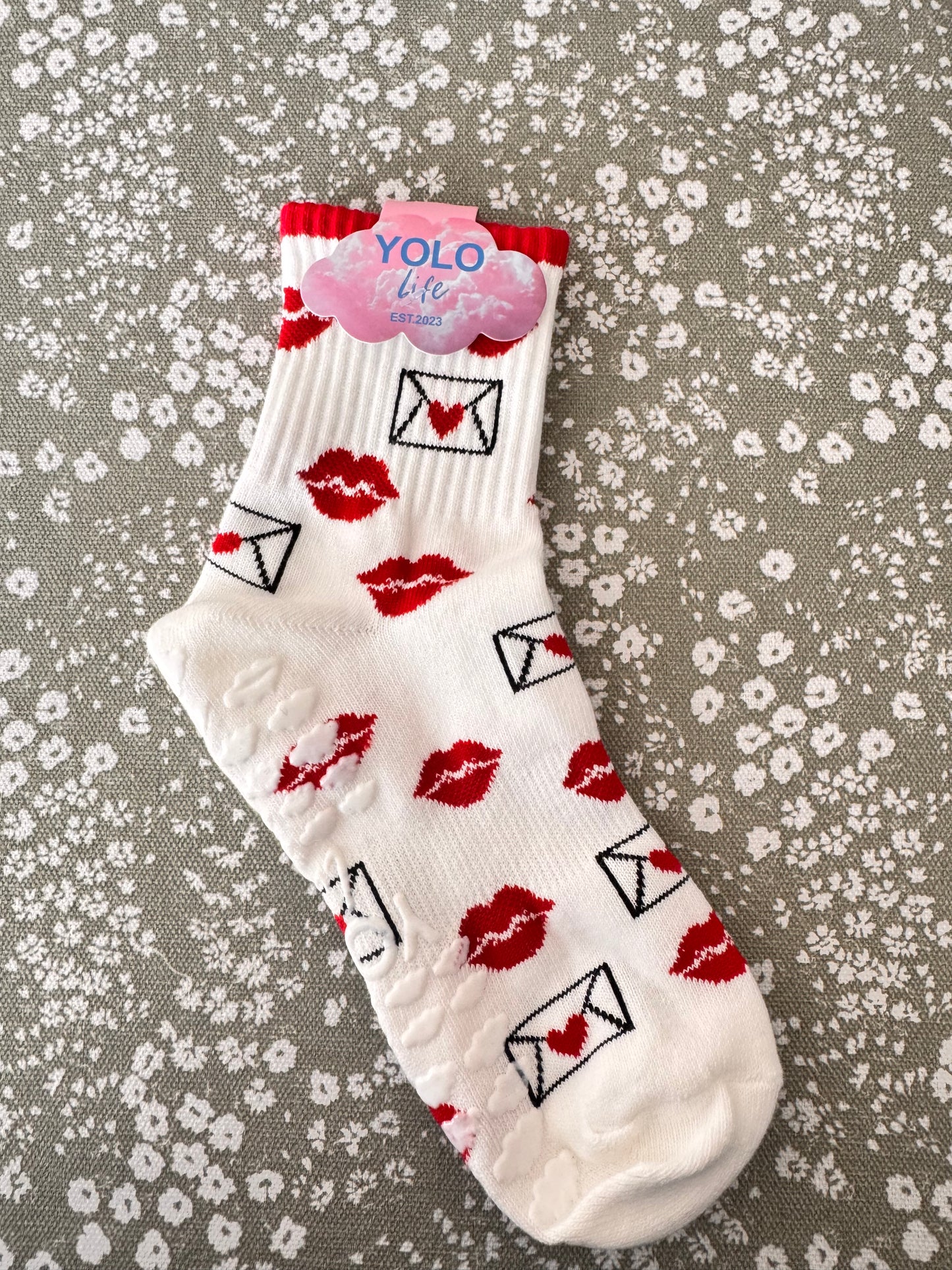 "KISS & TELL" grip socks