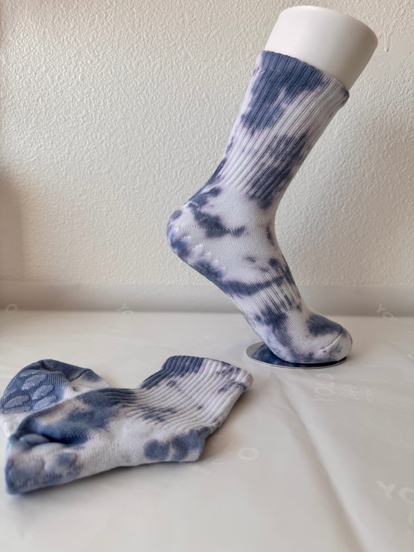 “NATURE’S PALETTE” tie-dye crew grip socks