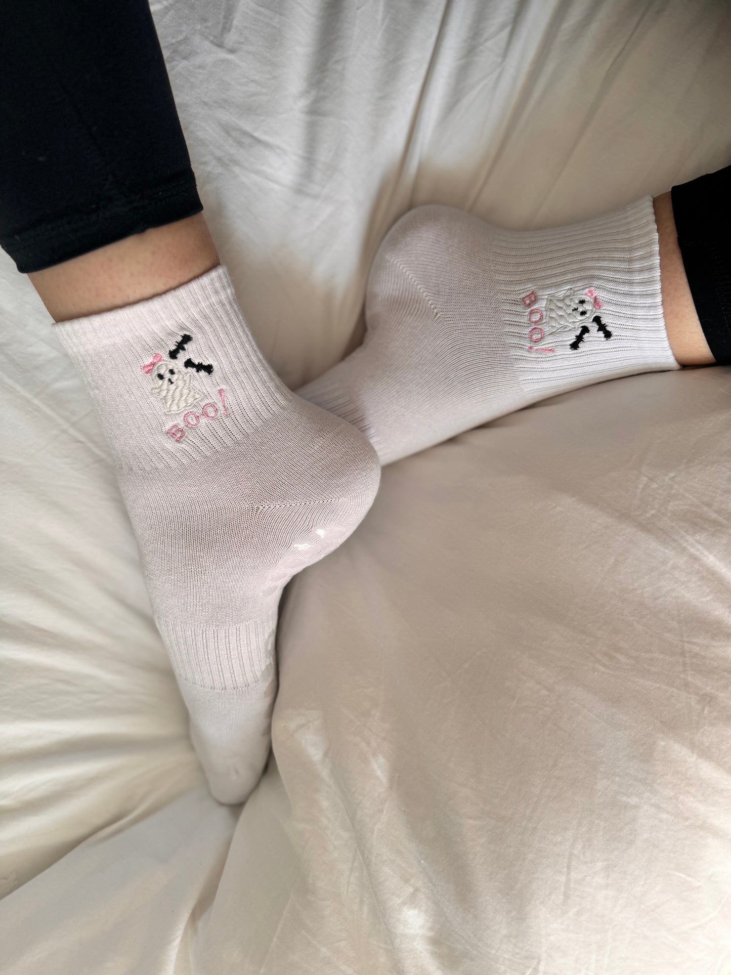 "Ghostly" Pilates grip socks