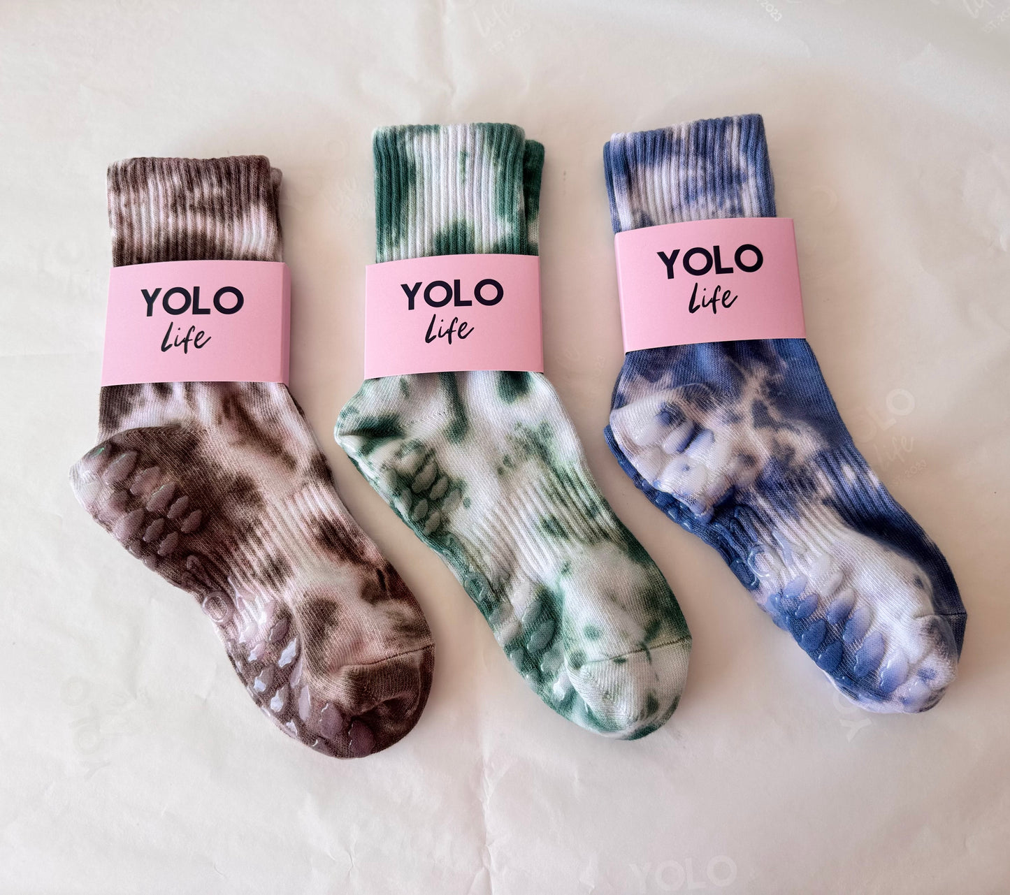 “NATURE’S PALETTE” tie-dye crew grip socks