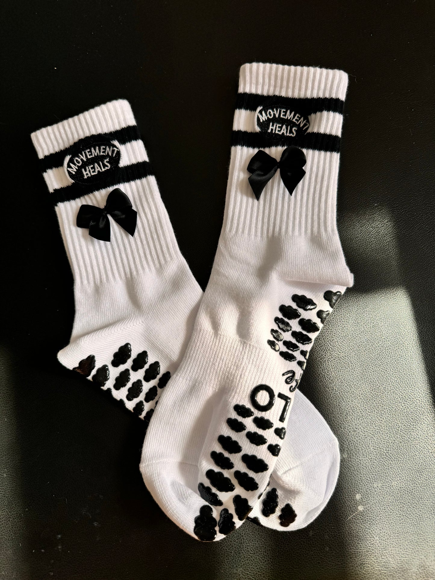 “MOVEMENT HEALS” crew grip socks