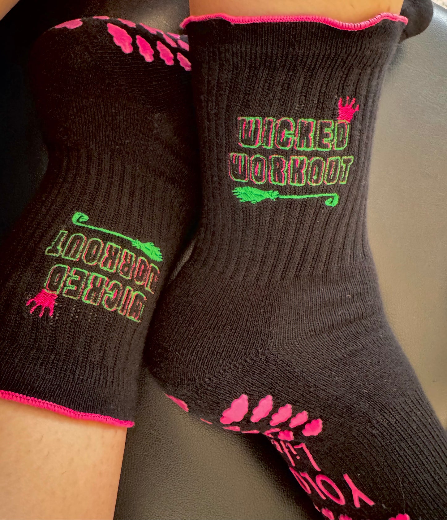 WICKED WORKOUT, CREW GRIP SOCKS